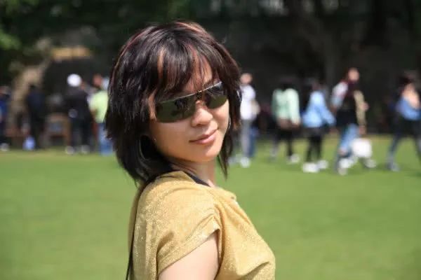 励志! 华人女子被老公劈腿抛弃 转脸嫁给小9岁混血帅哥 被赠千平别墅!
