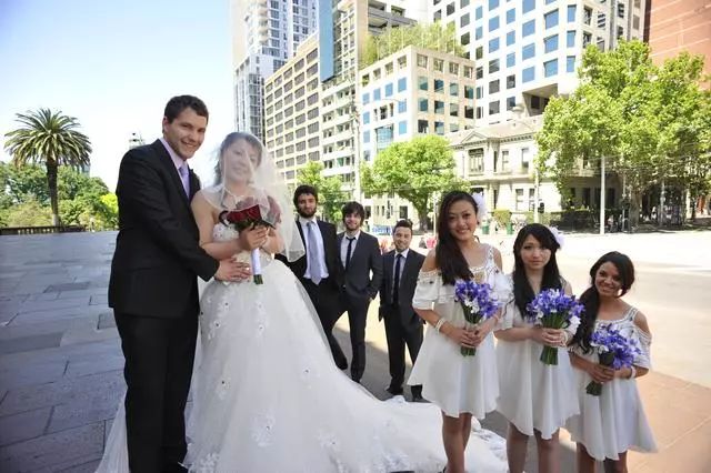 励志! 华人女子被老公劈腿抛弃 转脸嫁给小9岁混血帅哥 被赠千平别墅!