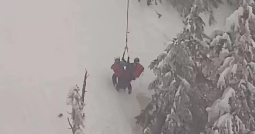 危险! 大温滑雪胜地发生雪崩 至少1人被埋! 今又下雪 救援队取消搜救！