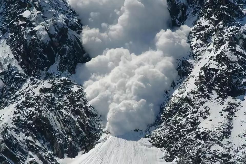 危险! 大温滑雪胜地发生雪崩 至少1人被埋! 今又下雪 救援队取消搜救！