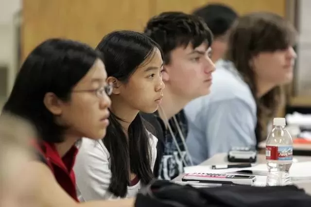 华裔妈妈深夜关门痛哭：为什么我们的孩子不愿意回中国了？
