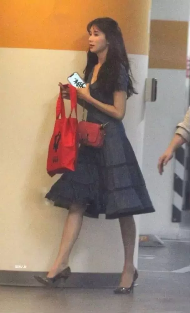 44岁林志玲参加同学聚会 同窗已成大妈 她却娇嫩如少女 合照对比太可怕