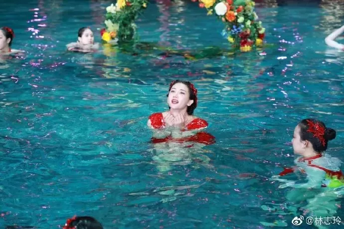 44岁林志玲参加同学聚会 同窗已成大妈 她却娇嫩如少女 合照对比太可怕