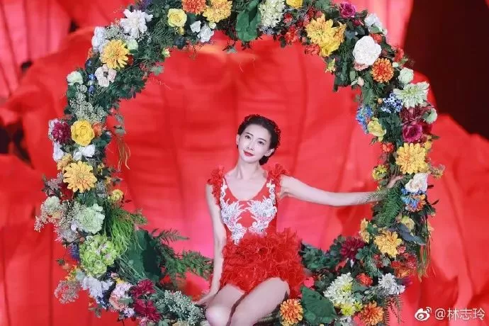 44岁林志玲参加同学聚会 同窗已成大妈 她却娇嫩如少女 合照对比太可怕