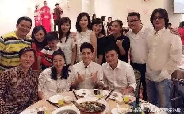 44岁林志玲参加同学聚会 同窗已成大妈 她却娇嫩如少女 合照对比太可怕
