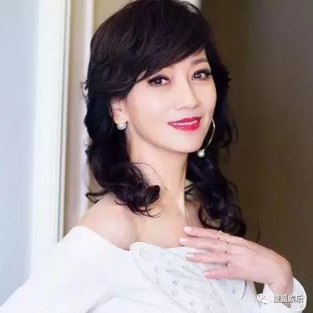 44岁林志玲参加同学聚会 同窗已成大妈 她却娇嫩如少女 合照对比太可怕