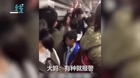 丢人! 小孩踩人不道歉 5个华人在地铁里疯狂扭打 跨车厢混战!