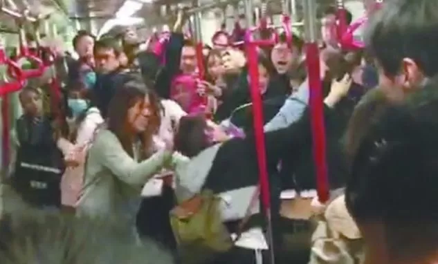 丢人! 小孩踩人不道歉 5个华人在地铁里疯狂扭打 跨车厢混战!