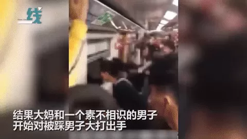 丢人! 小孩踩人不道歉 5个华人在地铁里疯狂扭打 跨车厢混战!