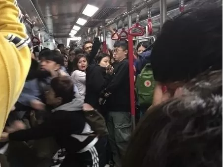 丢人! 小孩踩人不道歉 5个华人在地铁里疯狂扭打 跨车厢混战!