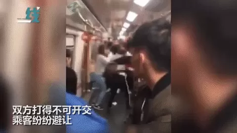 丢人! 小孩踩人不道歉 5个华人在地铁里疯狂扭打 跨车厢混战!