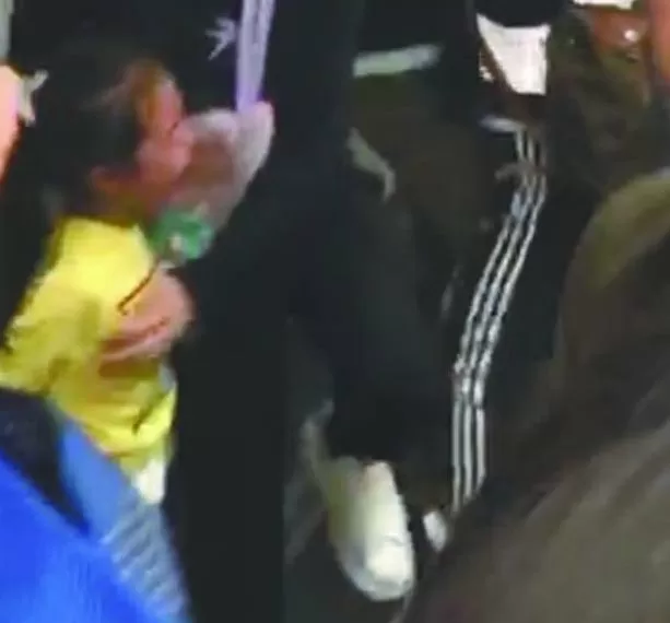丢人! 小孩踩人不道歉 5个华人在地铁里疯狂扭打 跨车厢混战!