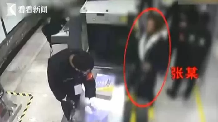 丢人! 小孩踩人不道歉 5个华人在地铁里疯狂扭打 跨车厢混战!