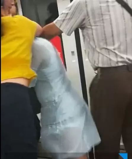 丢人! 小孩踩人不道歉 5个华人在地铁里疯狂扭打 跨车厢混战!