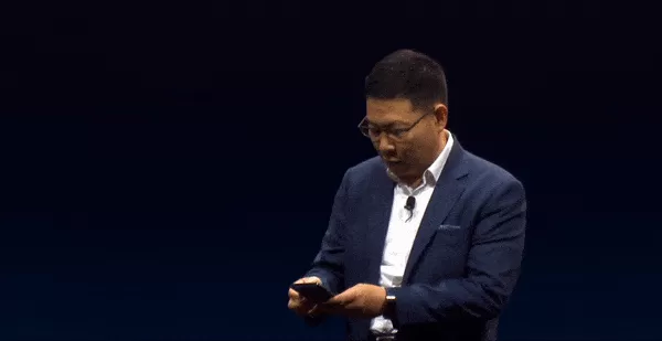 刚刚 华为震撼世界! 5G折叠手机发布 现场一片尖叫! 价格能买两个iPhone XS