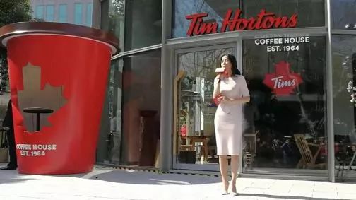 现场实拍! Tim Hortons上海店挤爆 有人带被子排队18小时 回流华人最疯狂