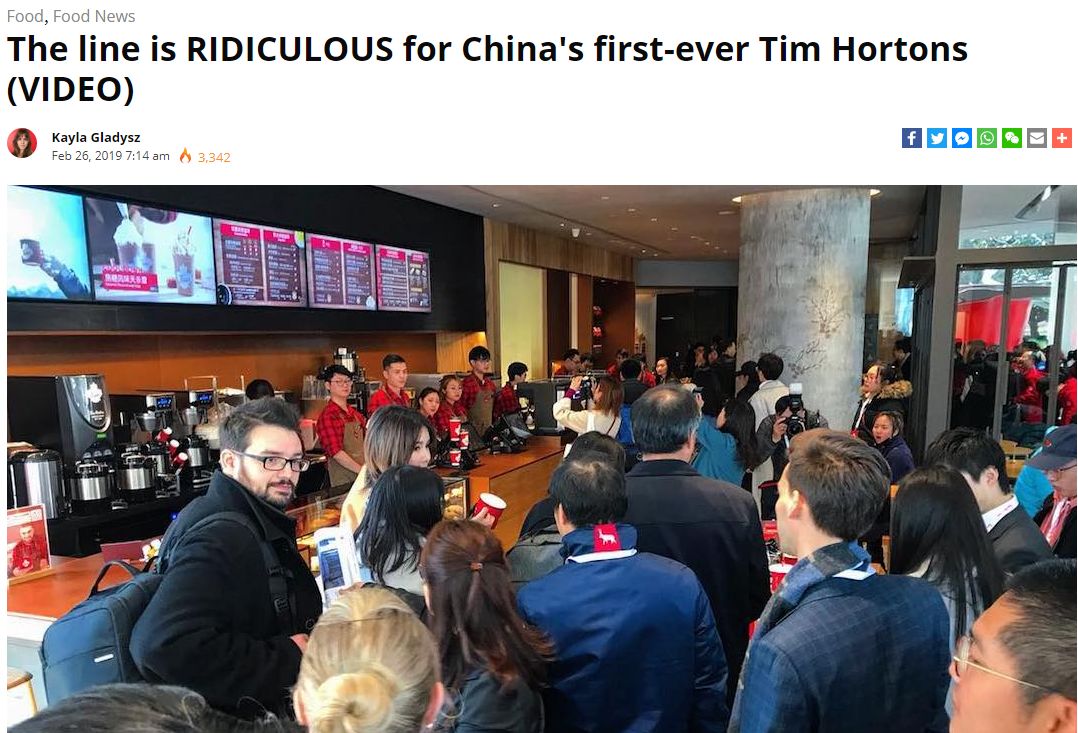 现场实拍! Tim Hortons上海店挤爆 有人带被子排队18小时 回流华人最疯狂