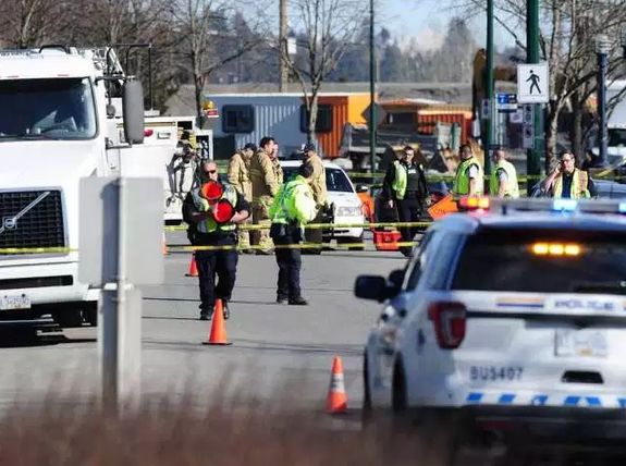 突发! 本拿比一N牌轿车90km/h撞行人 警察被撞飞5米 倒在血泊中呻吟!