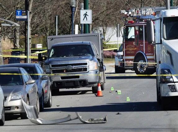 突发! 本拿比一N牌轿车90km/h撞行人 警察被撞飞5米 倒在血泊中呻吟!