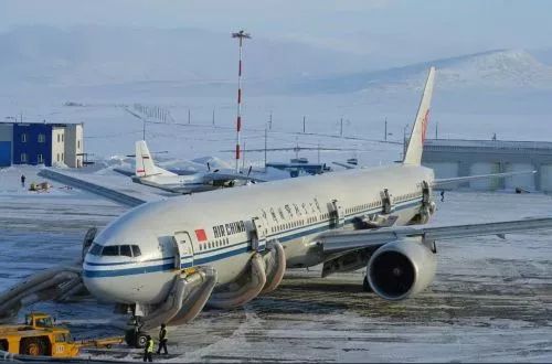 中国飞北美航班忽然起火 备降俄罗斯 188名乘客被困冰天雪地3小时!