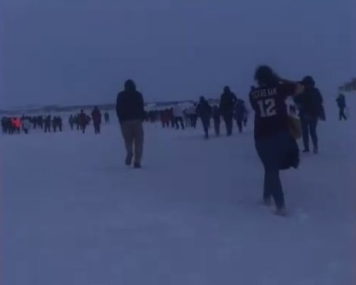中国飞北美航班忽然起火 备降俄罗斯 188名乘客被困冰天雪地3小时!
