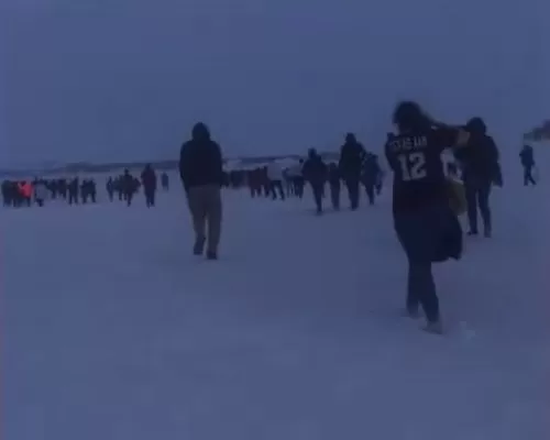 中国飞北美航班忽然起火 备降俄罗斯 188名乘客被困冰天雪地3小时!