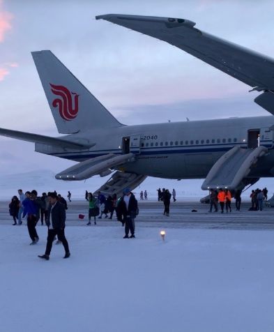 中国飞北美航班忽然起火 备降俄罗斯 188名乘客被困冰天雪地3小时!