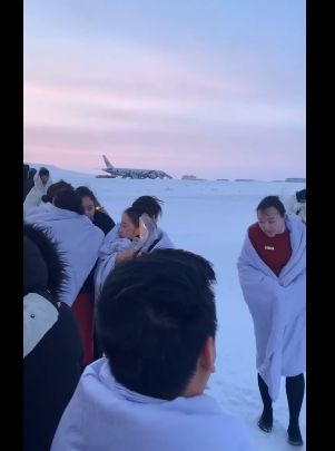 中国飞北美航班忽然起火 备降俄罗斯 188名乘客被困冰天雪地3小时!