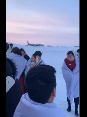 中国飞北美航班忽然起火 备降俄罗斯 188名乘客被困冰天雪地3小时!