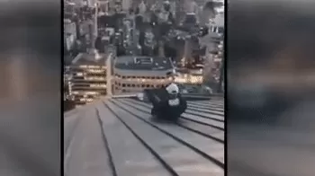 作死! 有人在温哥华市中心楼顶干这事 23岁华人小哥坠楼惨死!