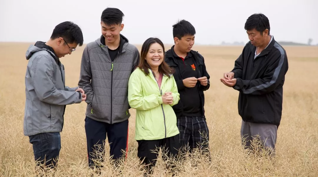 移民十年后 华人一家五口逃离温哥华 搬到萨省当农民 房子事业全有了 但是...