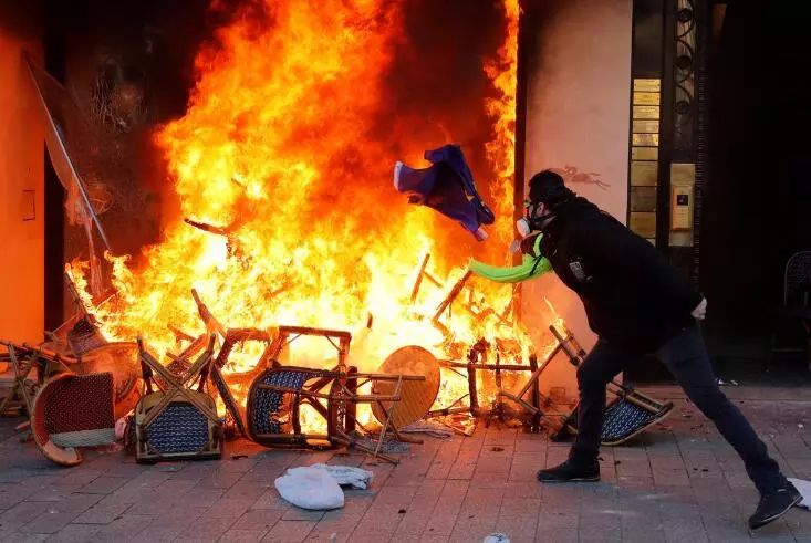 万人上街打砸抢 巴黎街头火光冲天 香榭丽舍变战场 著名餐厅付之一炬
