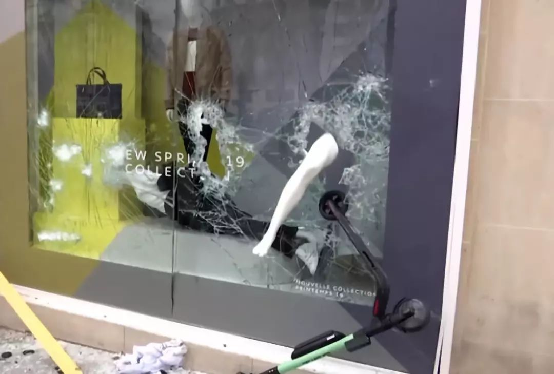 万人上街打砸抢 巴黎街头火光冲天 香榭丽舍变战场 著名餐厅付之一炬