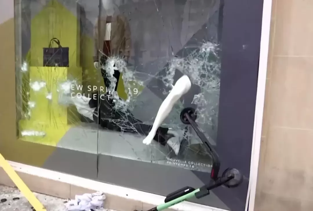 万人上街打砸抢 巴黎街头火光冲天 香榭丽舍变战场 著名餐厅付之一炬