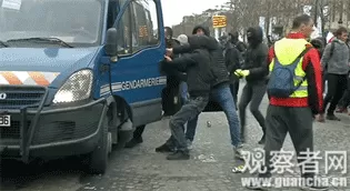 万人上街打砸抢 巴黎街头火光冲天 香榭丽舍变战场 著名餐厅付之一炬