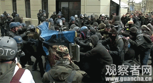 万人上街打砸抢 巴黎街头火光冲天 香榭丽舍变战场 著名餐厅付之一炬