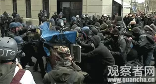 万人上街打砸抢 巴黎街头火光冲天 香榭丽舍变战场 著名餐厅付之一炬