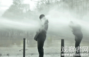 万人上街打砸抢 巴黎街头火光冲天 香榭丽舍变战场 著名餐厅付之一炬
