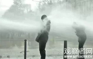 万人上街打砸抢 巴黎街头火光冲天 香榭丽舍变战场 著名餐厅付之一炬