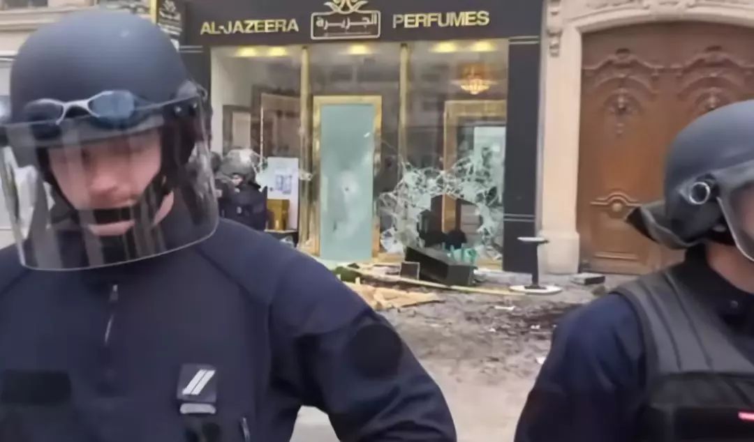 万人上街打砸抢 巴黎街头火光冲天 香榭丽舍变战场 著名餐厅付之一炬