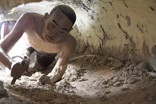 堪比大片! 中国杀人犯逃狱出国 白手起家成千万富豪 回国接老婆 刚一落地...