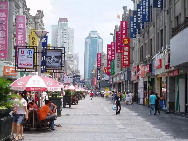 堪比大片! 中国杀人犯逃狱出国 白手起家成千万富豪 回国接老婆 刚一落地...