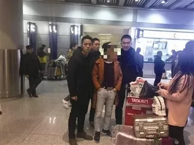 堪比大片! 中国杀人犯逃狱出国 白手起家成千万富豪 回国接老婆 刚一落地...