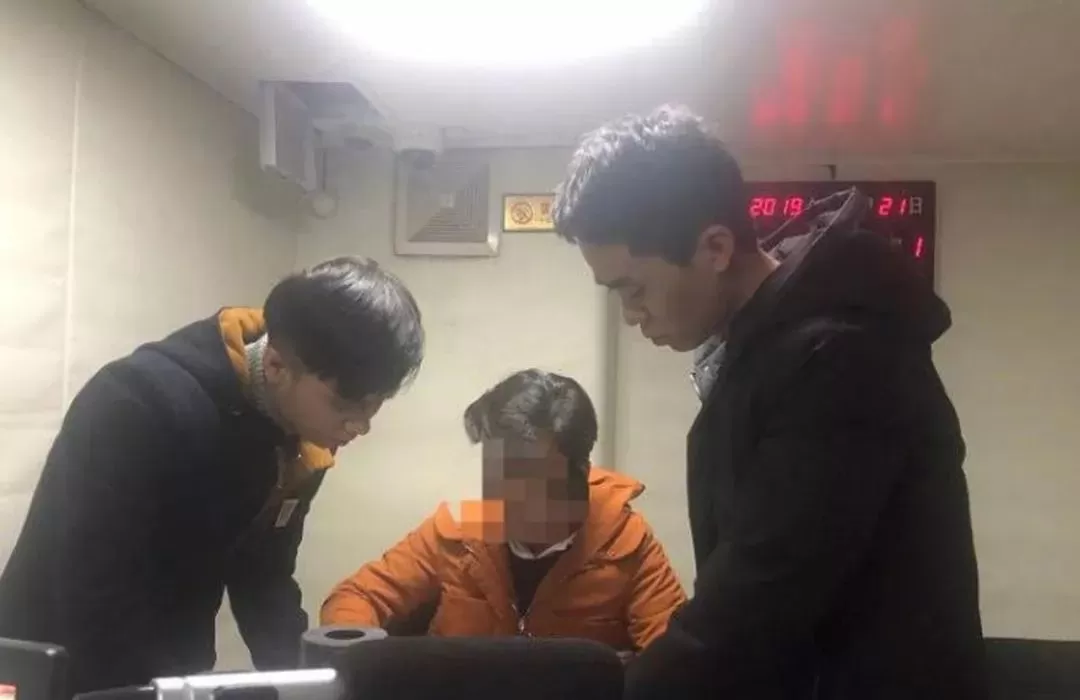 堪比大片! 中国杀人犯逃狱出国 白手起家成千万富豪 回国接老婆 刚一落地...