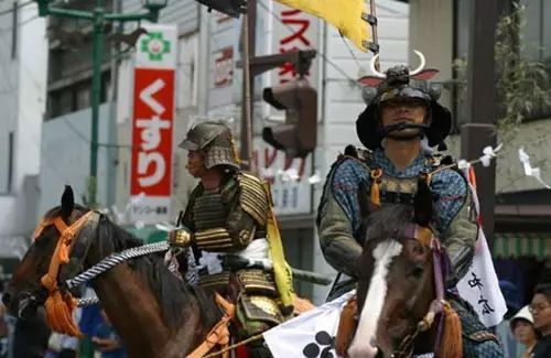 日本武士的谜之发型起源史：帅不帅，剃个月代头就知道了！