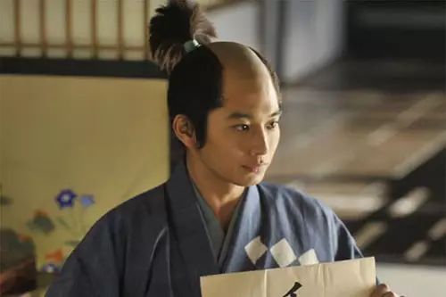 日本武士的谜之发型起源史：帅不帅，剃个月代头就知道了！