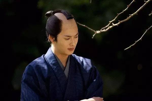 日本武士的谜之发型起源史：帅不帅，剃个月代头就知道了！