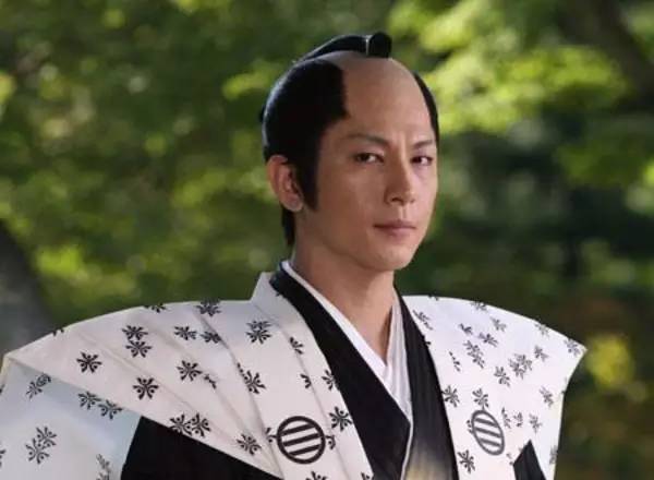 日本武士的谜之发型起源史：帅不帅，剃个月代头就知道了！