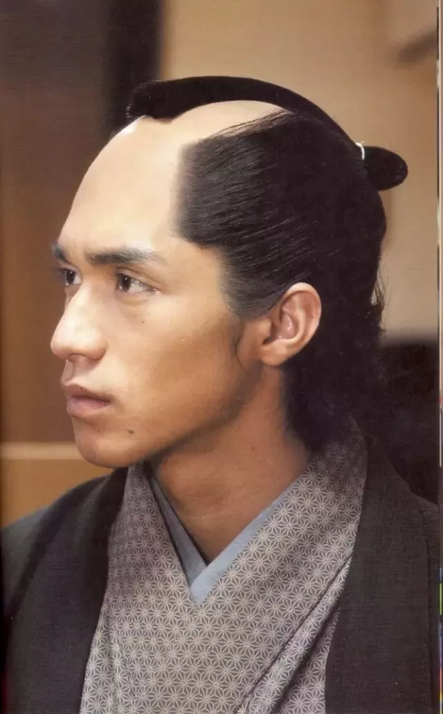 日本武士的谜之发型起源史：帅不帅，剃个月代头就知道了！