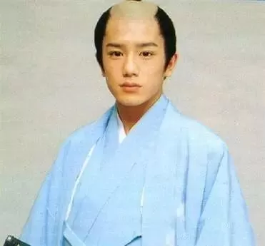 日本武士的谜之发型起源史：帅不帅，剃个月代头就知道了！